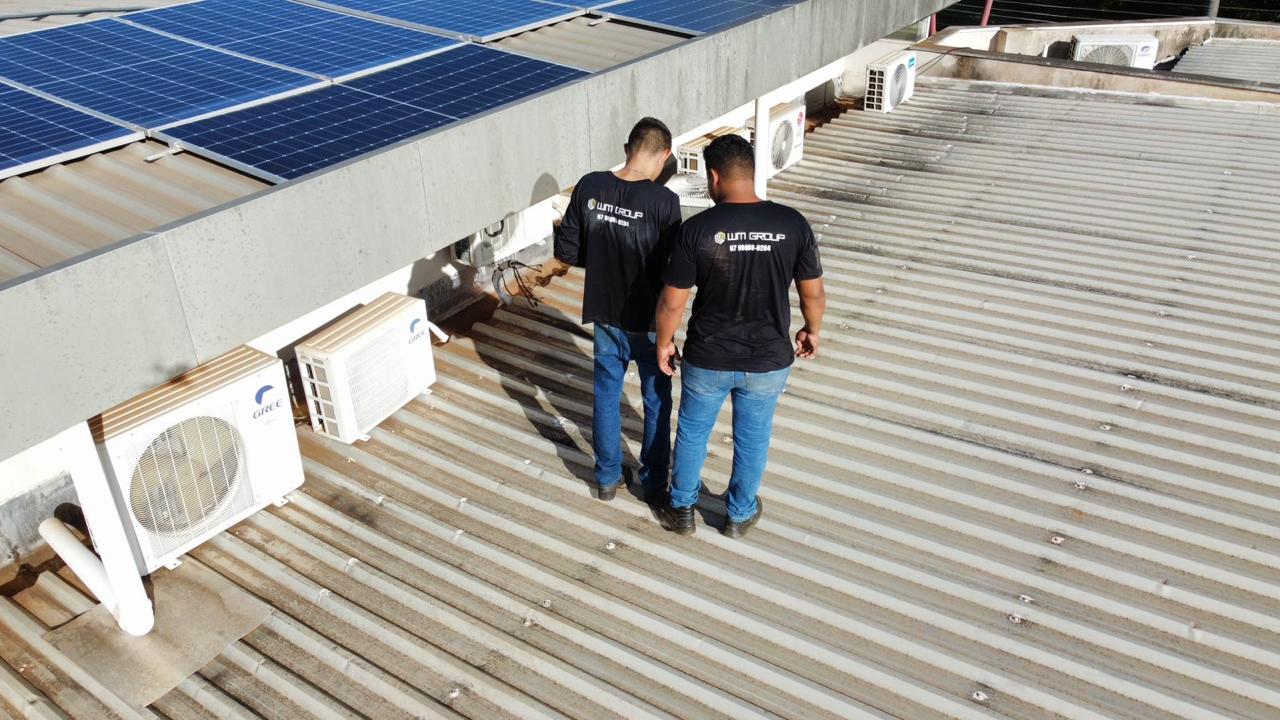 Equipe WM Refrigeração em manutenção de ar-condicionado